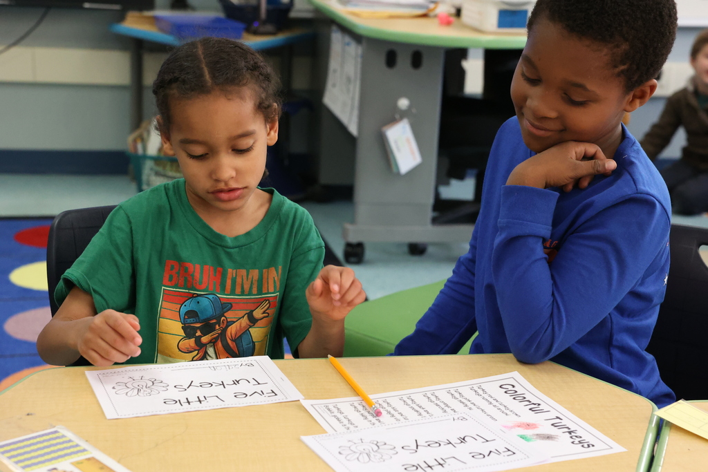 Students reading five little turkeys