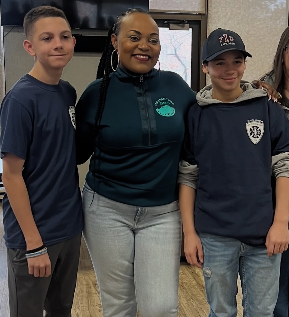 Students pose with Primetime 585