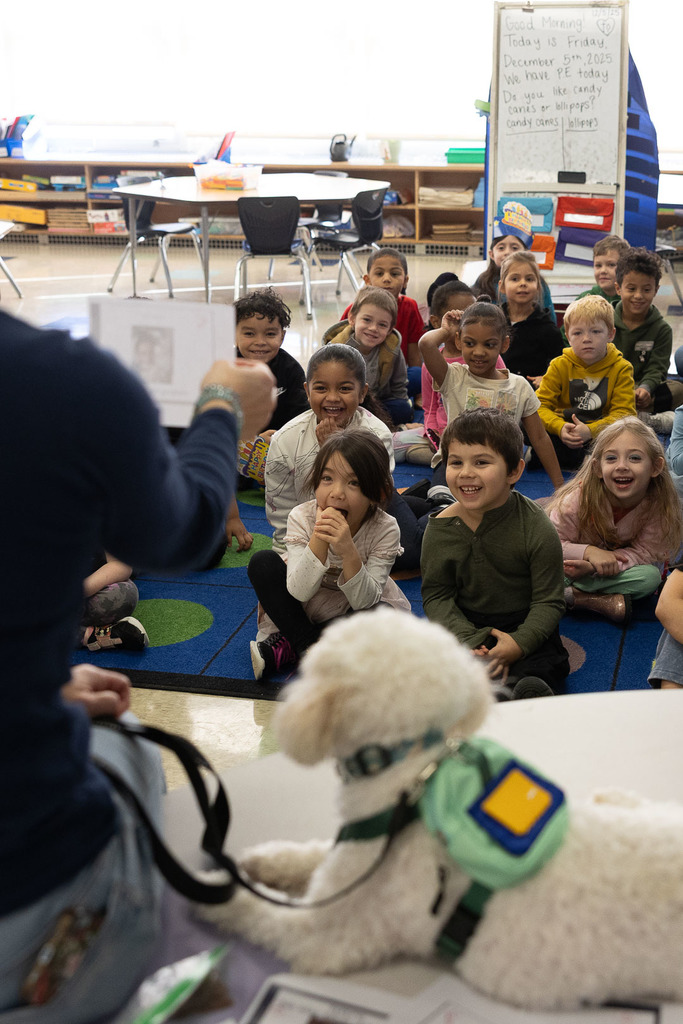 Students with Murphy the therapy dog