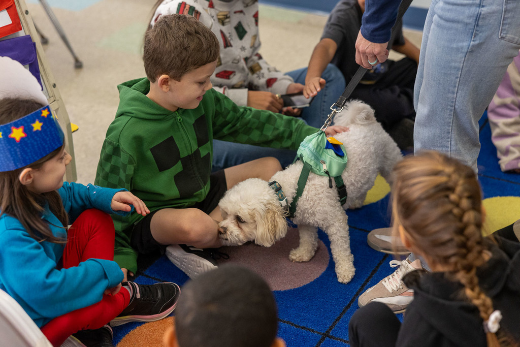 Students with Murphy the therapy dog