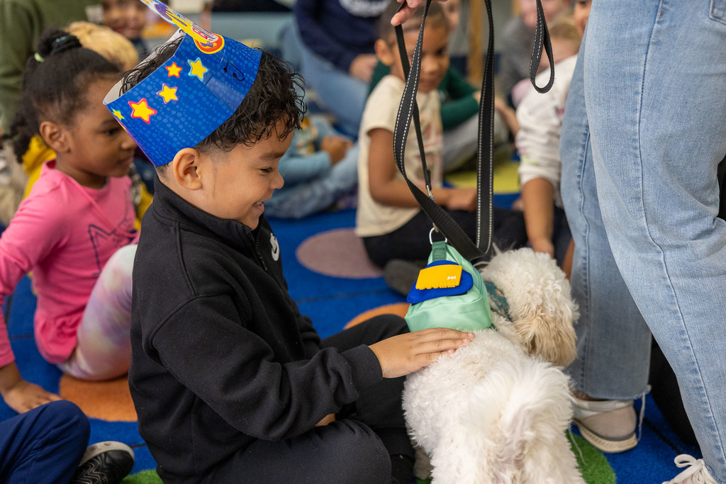 Students with Murphy the therapy dog