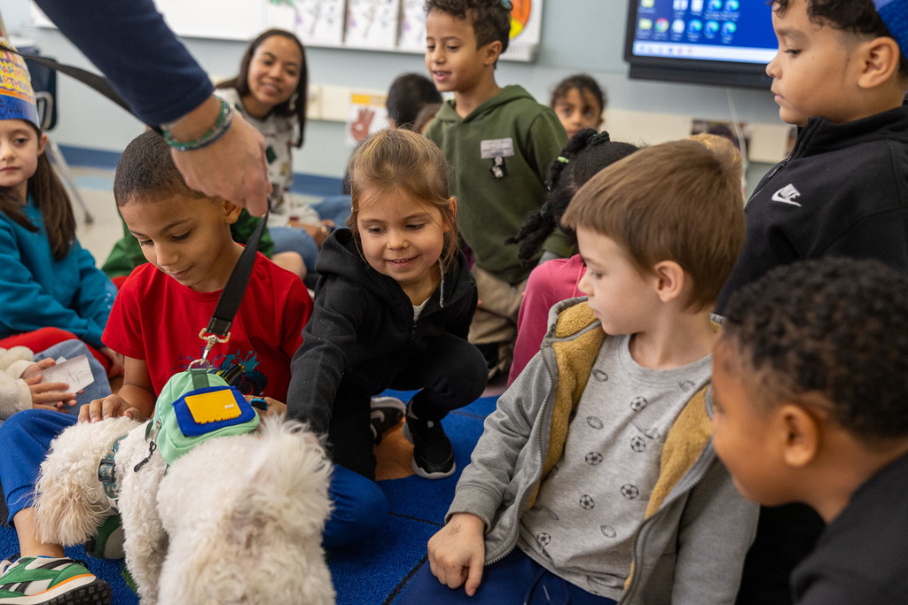 Students with Murphy the therapy dog