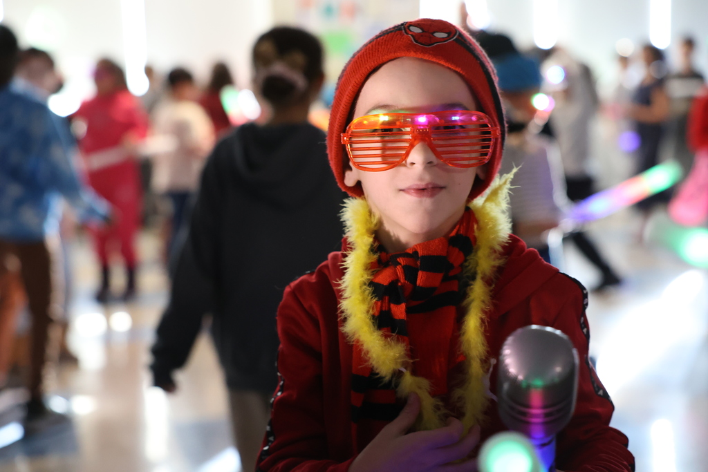 Student wears light up glasses