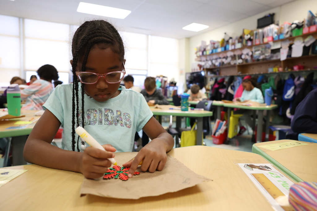 student colors her ornament