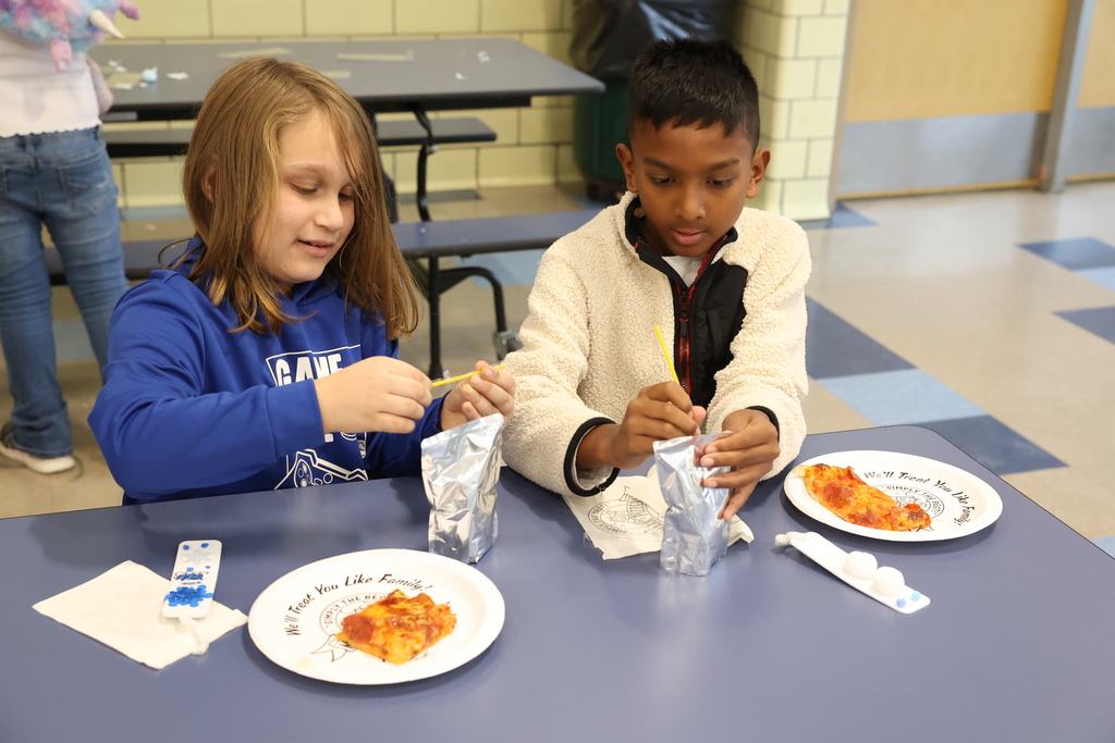 Students enjoy pizza and juice 