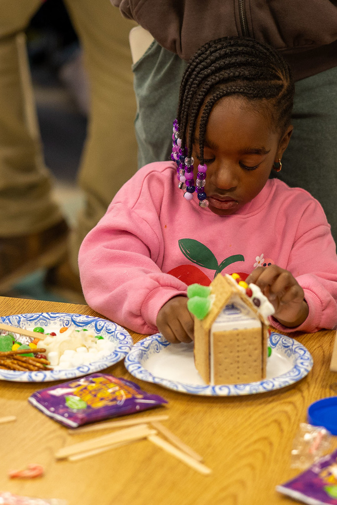 UPK students making gingerbread houses