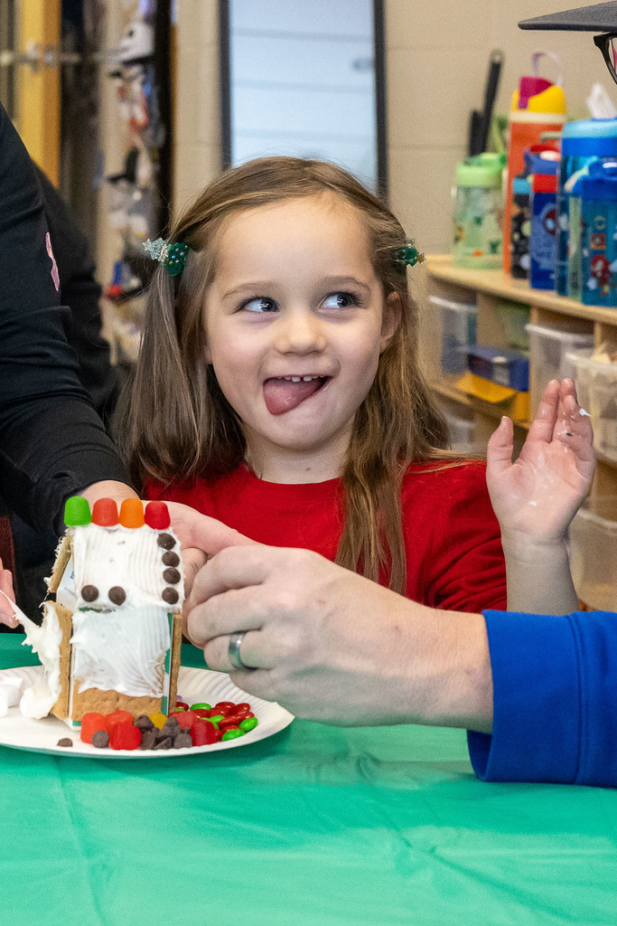 UPK students making gingerbread houses