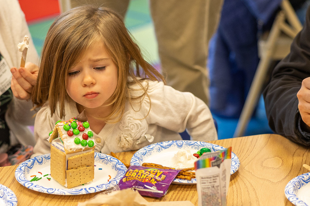 UPK students making gingerbread houses