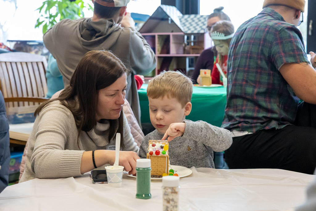 UPK students making gingerbread houses