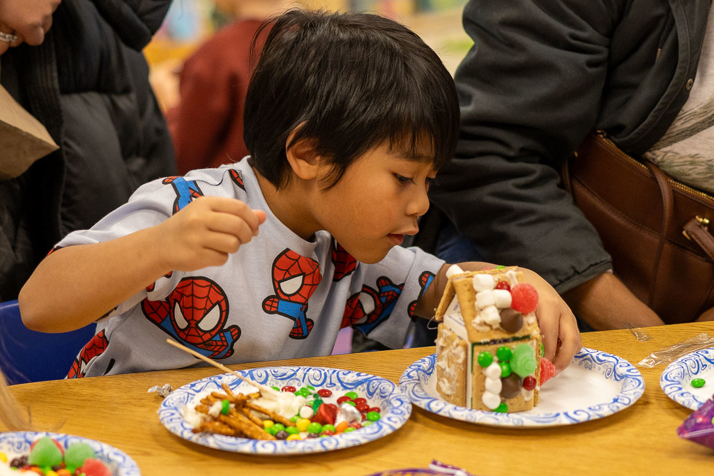 UPK students making gingerbread houses