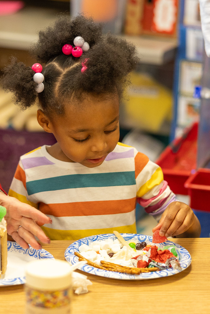 UPK students making gingerbread houses