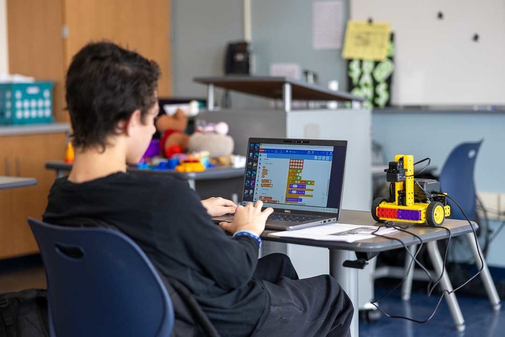students coding robots