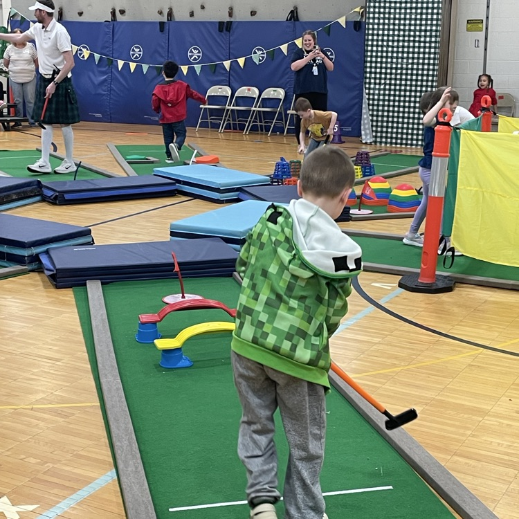 kid playing mini golf