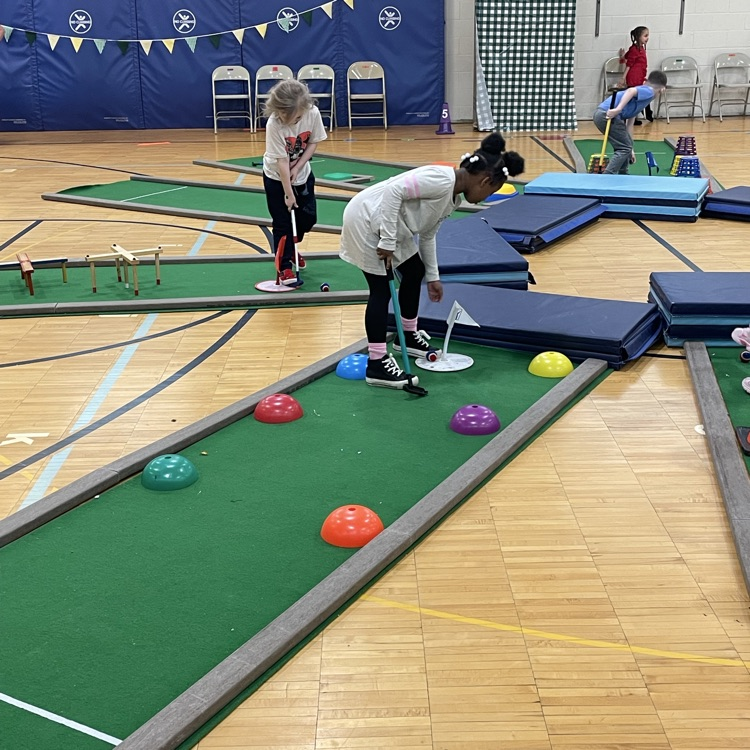 kid playing mini golf