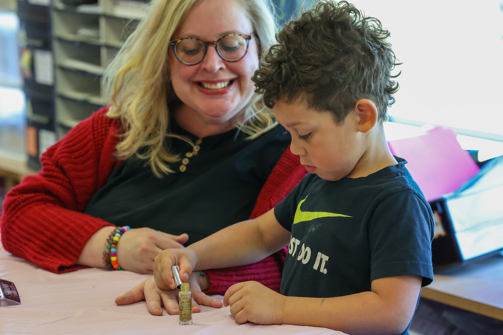 Student paints mother's nails with gold nailpolish