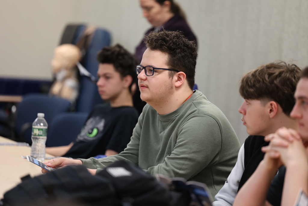 students asks question to EICSD IT staff