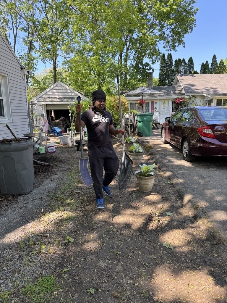 Key Club cleaning up a yard