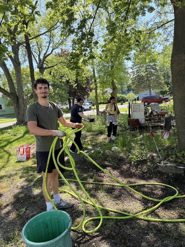 Key Club cleaning up a yard