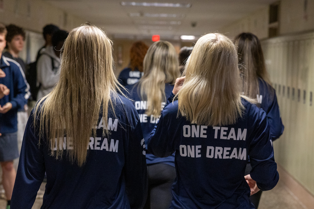 Softball Team walking through the halls being cheered on by staff and students