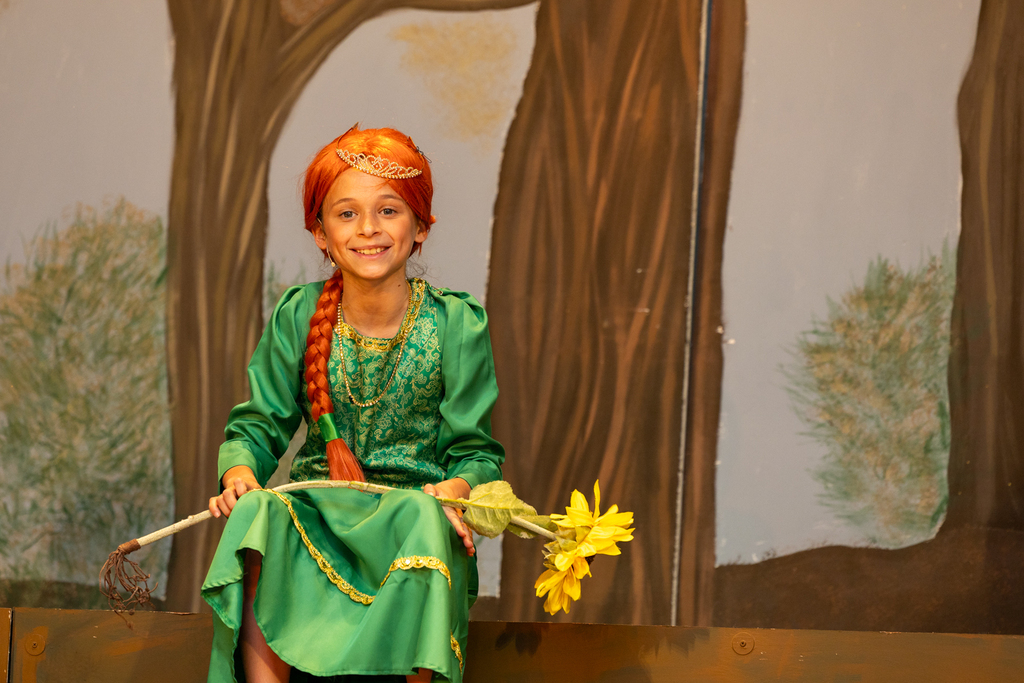 cast of Shrek Jr performing