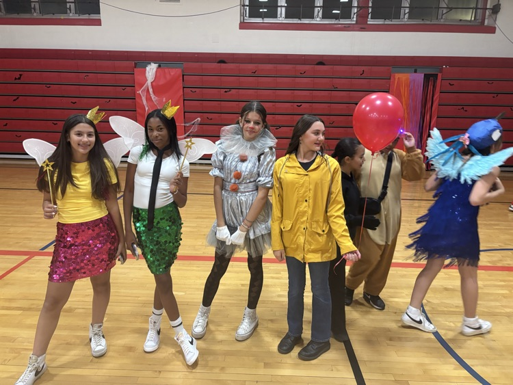 Seventh- and eighth-grade students showed their spooky spirit at the Halloween Dance! 🎃🪩 From creative costumes to fun vibes, it was a night full of laughs and great memories! 👻