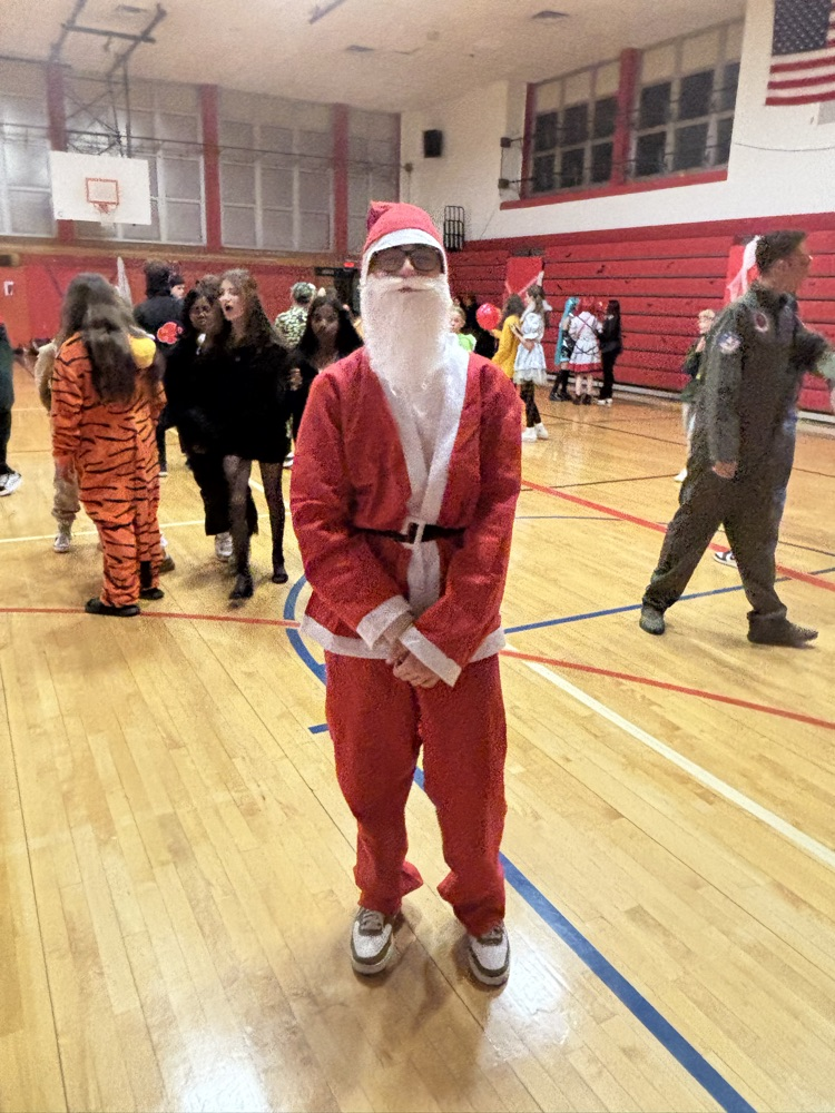 Seventh- and eighth-grade students showed their spooky spirit at the Halloween Dance! 🎃🪩 From creative costumes to fun vibes, it was a night full of laughs and great memories! 👻