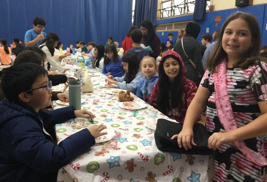 McVey students decorating holiday cookies.