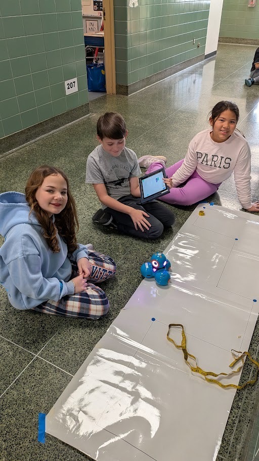 fifth graders working with dash robots