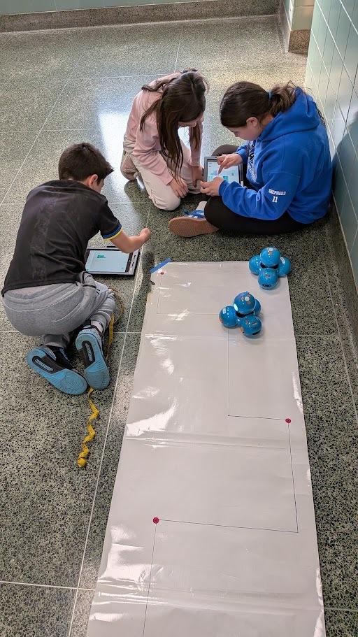 fifth graders working with dash robots