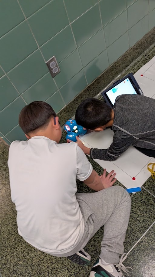 fifth graders working with dash robots