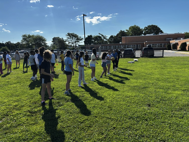 Sixth grade had a great time participating in team-building activities that encouraged cooperation and communication. Students worked together, supported one another, and showed strong sportsmanship throughout each challenge.