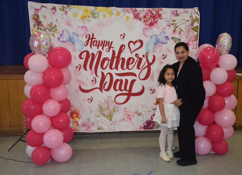 Students were proud to take photos with their mothers.