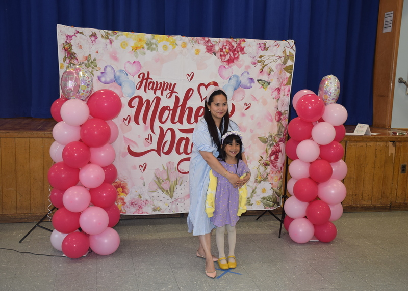 Students were proud to take photos with their mothers.