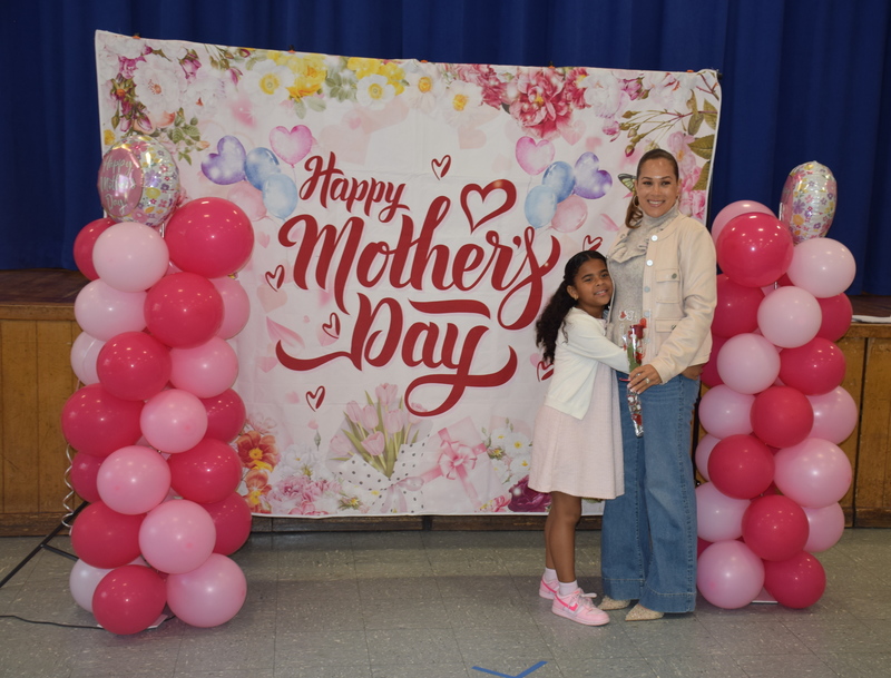Students were proud to take photos with their mothers.