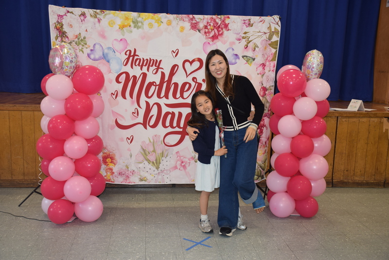 Students were proud to take photos with their mothers.