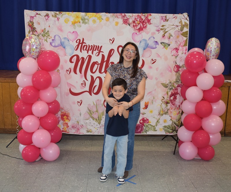 Students were proud to take photos with their mothers.
