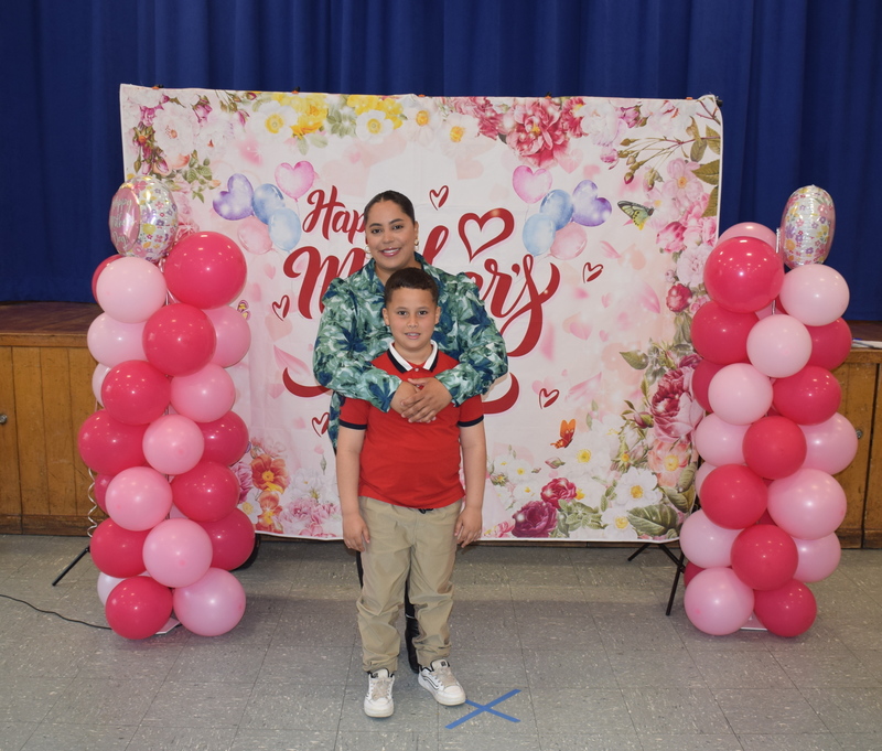 Students were proud to take photos with their mothers.