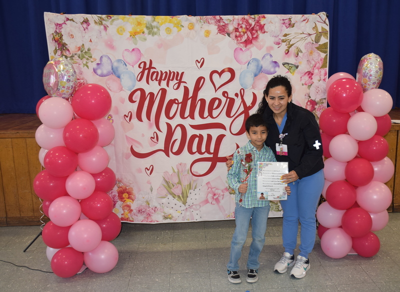 Students were proud to take photos with their mothers.