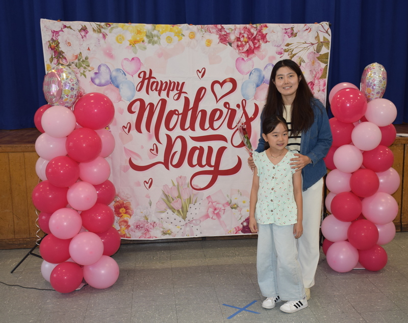 Students were proud to take photos with their mothers.