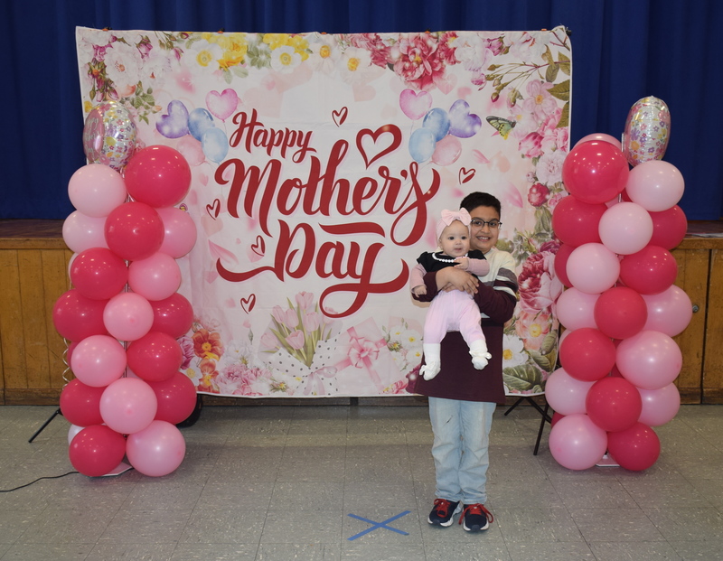 Students were proud to take photos with their mothers.