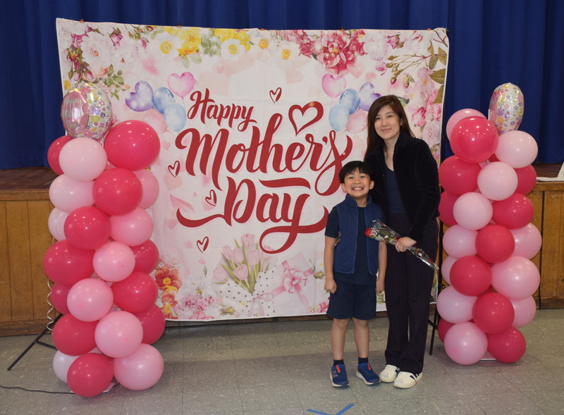 Students were proud to take photos with their mothers.