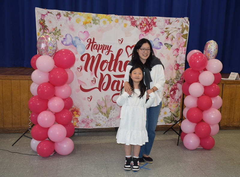 Students were proud to take photos with their mothers.