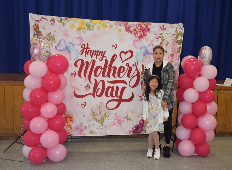 Students were proud to take photos with their mothers.