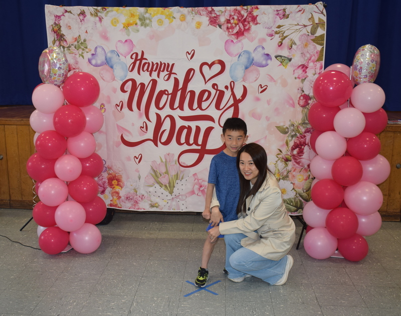 Students were proud to take photos with their mothers.