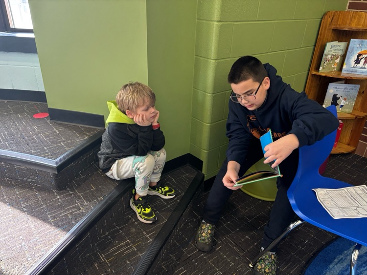 students reading togeth 