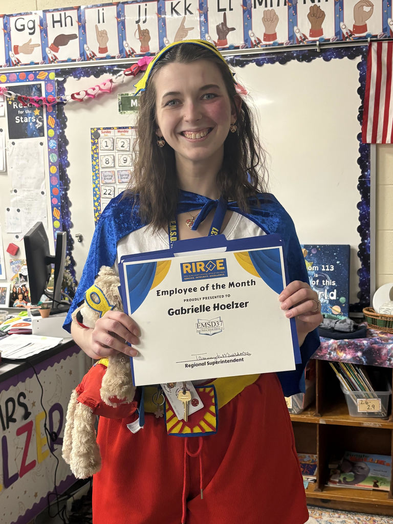 Mrs. Hoelzer with her award