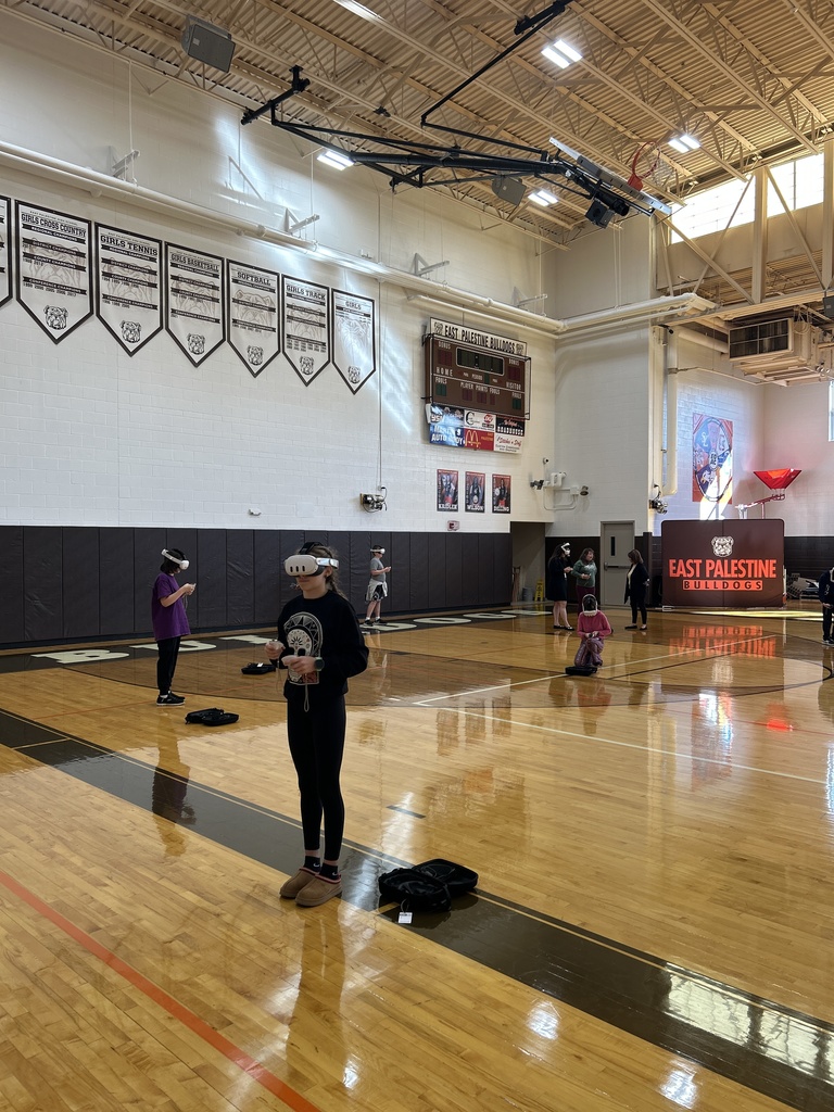students in stem class using vr glasses