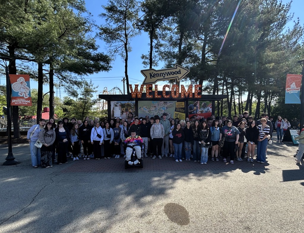 high school students at kennywood in a group picture