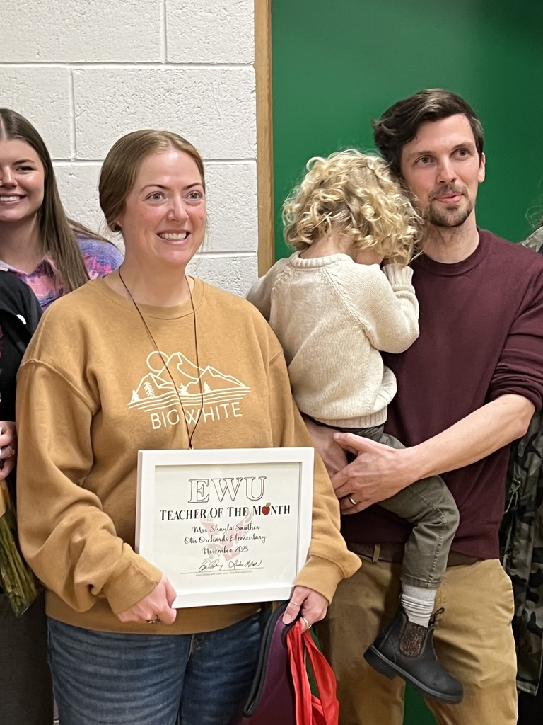 multiple people standing for a picture holding an award