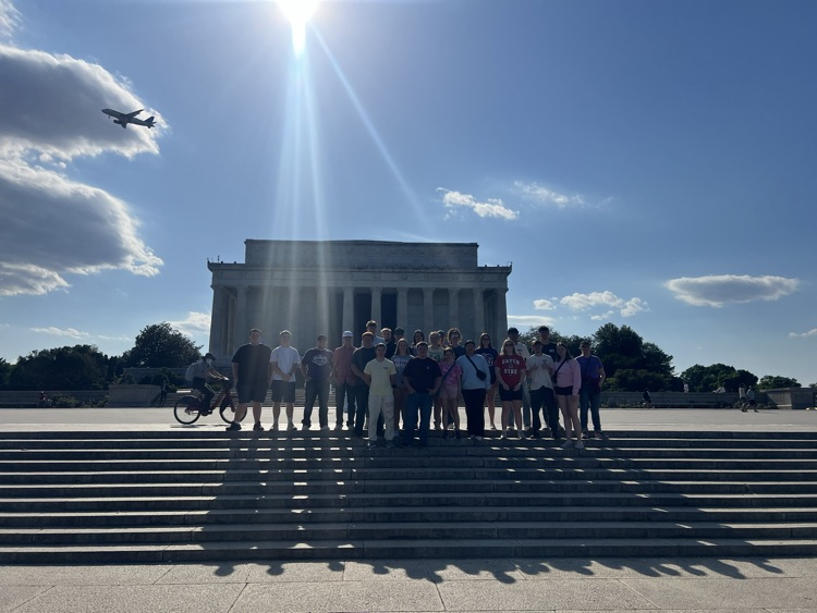 students standing in front of the Lincoln Memorial